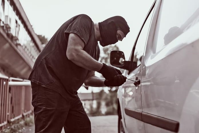 Žalų ekspertai: vagys aktyviau pradėjo vogti po užsienį keliaujančių lietuvių automobilius