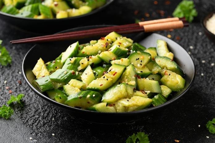 Pasinaudoję „Rimi“ nuolaidomis užsimarinuosite agurkų pigiau: gydytoja dietologė paaiškino naudą sveikatai