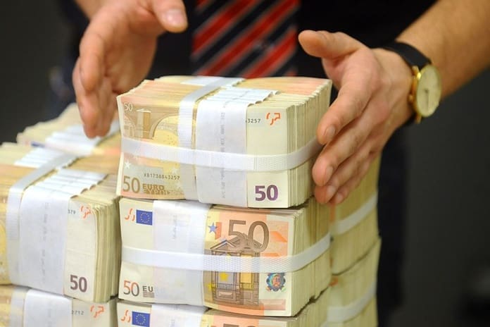 Sukčiai pirmadienį iš žmonių pasisavino daugiau nei 100 tūkst. eurų
