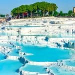 Mineralų prisotinti Pamukalės baseinai žavi tiek grožiu, tiek gydomosiomis savybėmis. Nuotrauka iš Shutterstock.