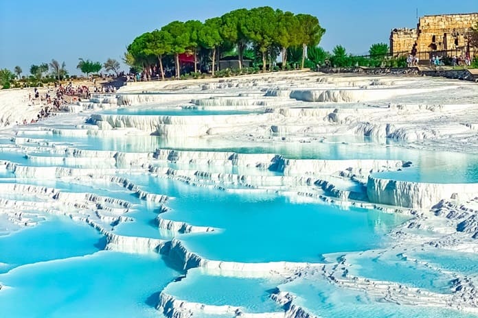 Garsioji „Medvilnės pilis“ Pamukalėje – UNESCO saugomas terminių vandenų stebuklas. Nuotrauka iš Shutterstock.