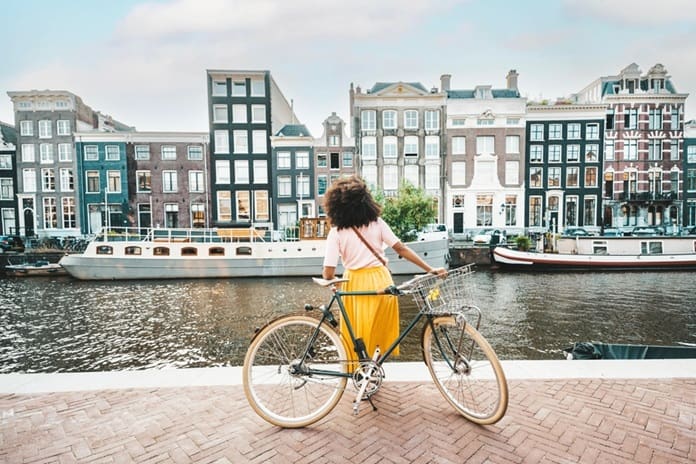 Pasivaikščiojimas su dviračiu palei kanalus Amsterdame – vienas autentiškiausių būdų pažinti šį miestą.