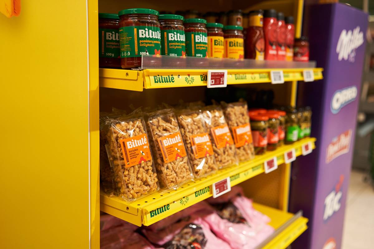 „Bitutė“ prekės ženklo produktai „Iki“ parduotuvės lentynoje.